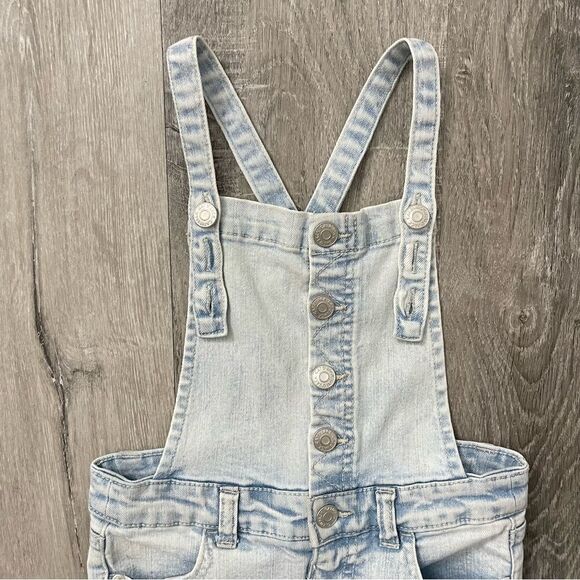 Cat & Jack Girl’s Light Wash Distressed Button Front Bib Denim Overalls XS 4/5 - Picture 2 of 14